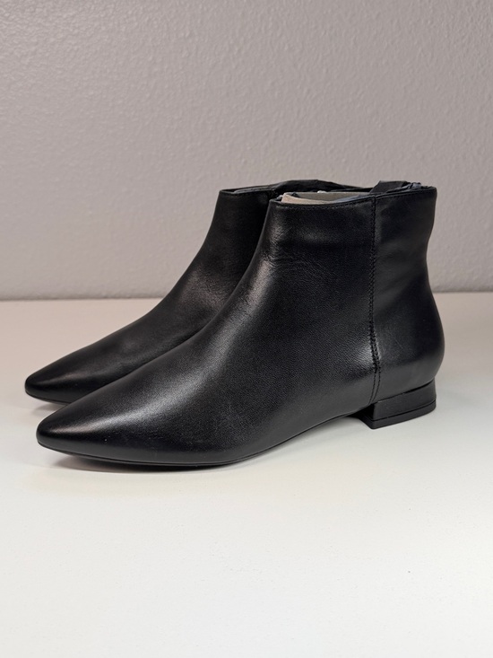 Aquatalia Shoes - Aquatalia Waterproof Black Leather Pointed Toe Ankle Booties size 7.5 sleek